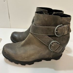 Sorel women’s wedge bootie with buckle detail 8.5